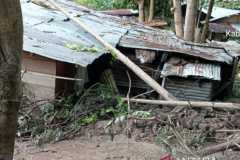 Tanah longsor menyebabkan kerusakan rumah warga di Soho, Banggai